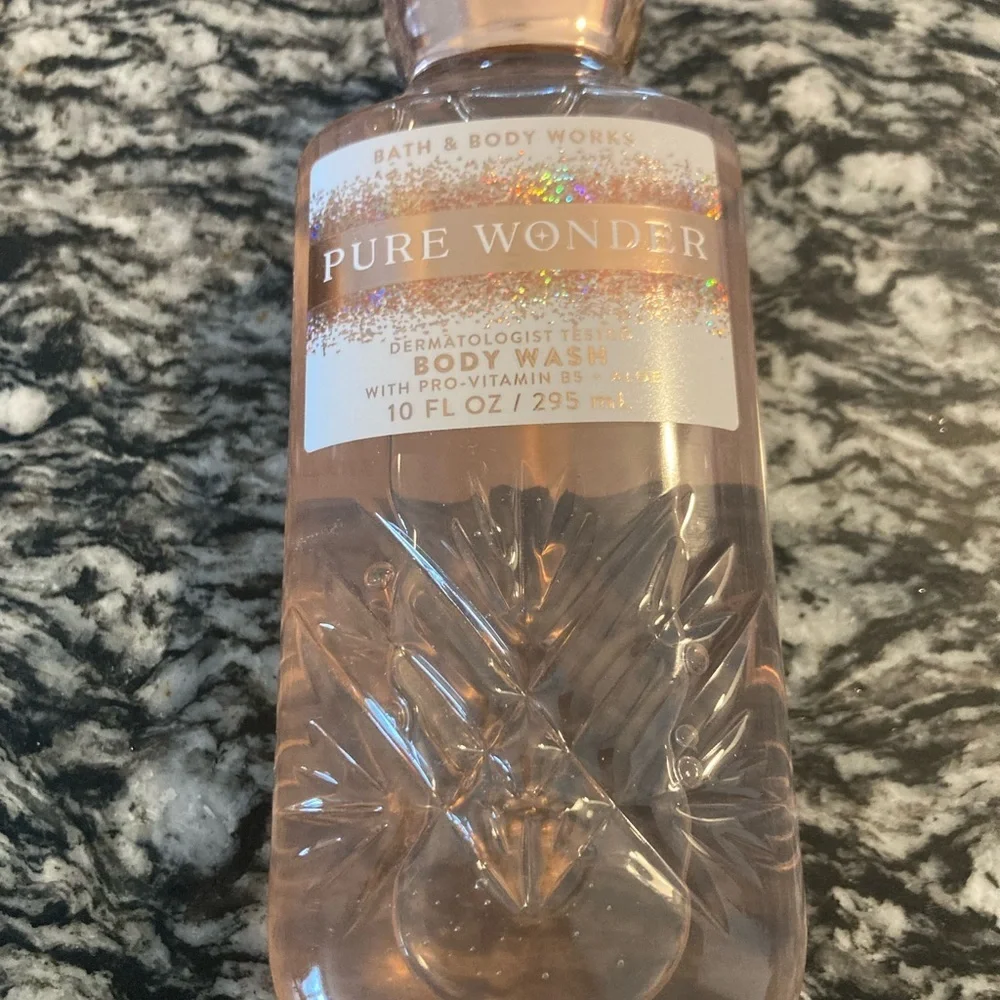 Bath & Body Works Pure Wonder body wash with pro- vitamin B5 & Aloe - 10 FL Oz